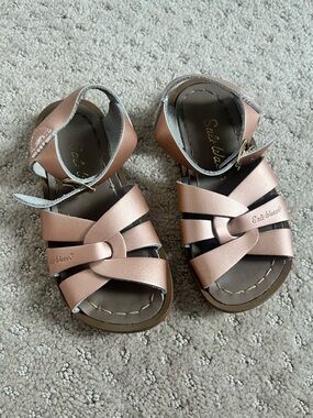Saltwater Sandal size 8 girls rose gold
